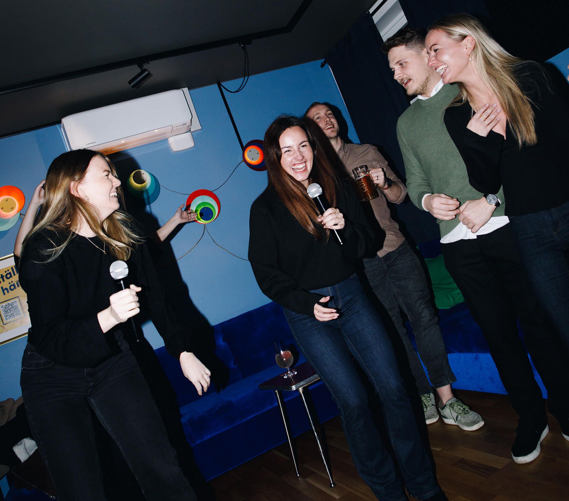 Många glada människor som sjunger karaoke i Malmö på Camping Bar vid Stortorget.